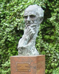 м. Краків. Погруддя Антона Кемпинського у заулку Естрайхера.