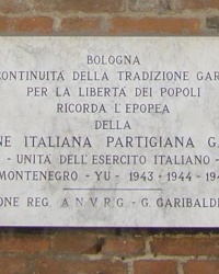 м. Болонья. Меморіальна дошка на честь бійців партизанської дивізії «Гарібальді».