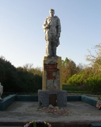 с.Вірнопілля. Братська могила і пам’ятний знак загиьлим односельцям.