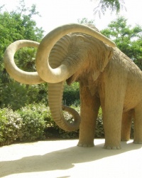 м. Барселона. Скульптура мамонта.