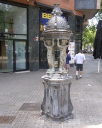 м. Барселона. Фонтан Уоллеса на Gran Via de les Corts Catalanes.
