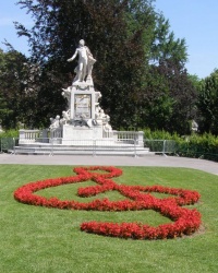 м. Відень. Пам'ятник Моцарту.