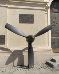 м. Варшава. Пам’ятний знак загиблим польським авіаторам.