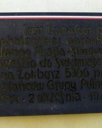 м. Варшава. Меморіальна дошка на місці шляху комунікації повстанців.