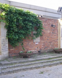 м. Варшава. Пам’ятний знак Тхорка перед готелем «Новотель».