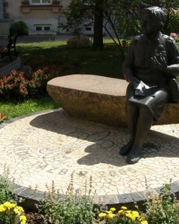 м. Варшава. Пам'ятник Ванді Тазбір.