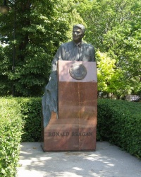 м. Варшава. Пам’ятник Рональду Рейгану.