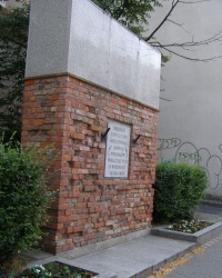 м. Варшава. Пам’ятний знак на місці розстрілу поляків.
