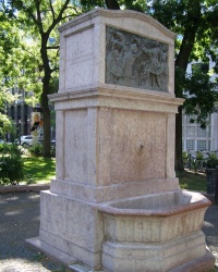 м. Будапешт. Пам'ятний знак першому платану в Пешті.