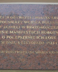 м. Краків. Меморіальна дошка загиблим демонстрантам і солдатам.