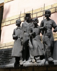 м.Київ. Меморіальна дошка випускникам Київських спецшкіл.