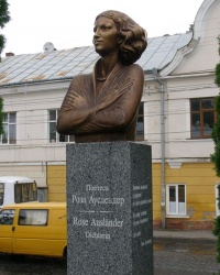 м. Чернівці. Пам'ятник Розі Ауслендер. 