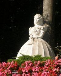 с. Тур'я Пасіка. Пам’ятник імператриці Сісі. 