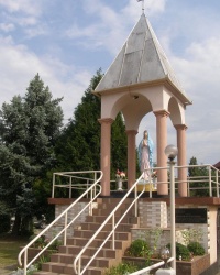 сел. Чинадійово. Скульптура Богородиці.   