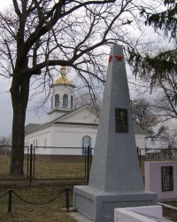 с. Підлипне. Пам’ятний знак генерал-майору авіації Тхору Г.І.