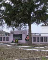 с. Підлипне. Пам’ятний знак загиблим односельцям.