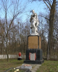 с. Сенча (Засулля). Братська могила і пам’ятний знак загиблим односельцям