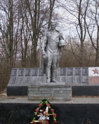 с. Шевченкове. Братська могила та пам'ятний знак загиблим односельцям.