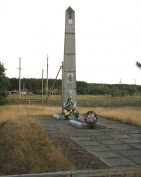 с.Сновянка. Братская могила и памятный знак погибшим односельчанам.