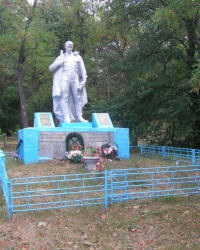 с. Старые Яриловичи. Братская могила и памятный знак погибшим односельчанам