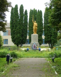 с. Токарі. Братська могила і пам’ятний знак загиблим односельцям.