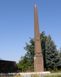 с. Велика Кошелівка. Пам'ятний знак загиблим односельцям.