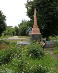 с. Великие Осняки. Братская могила и памятный знак погибшим односельчанам