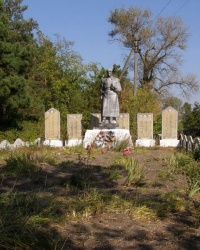 с. Виповзів. Братська могила і пам'ятний знак загиблим односельцям.