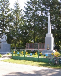 с. Заньки. Братська могила і пам'ятний знак загиблим односельцям.