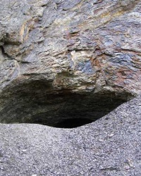 Известковая пещера в высоком берегу р. Рыбница