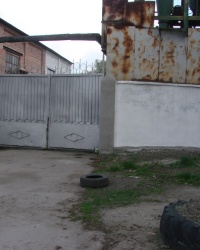 Пара ПП на ограде завода на улице Кроаснооктябрьской