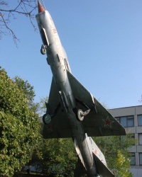 Самолёт МиГ-21ПФ на территории школы в городе Дергачи