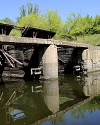 Сброс отработанной воды на Приднепровской ТЭС с системой затворов.