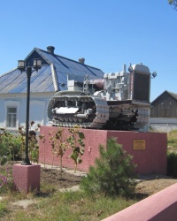 Памятник трактор Сталинец-60 в с. Инжинерное