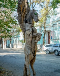 Резной Пегас возле медколледжа в Симферополе