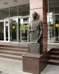 Статуя нобелевського лауреата з економіки Семена Кузнеця