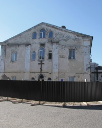 Пам’ятний хрест розстріляним політв’язням і масове поховання біля колишнього монастиря бригідок