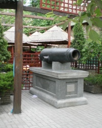 Памятник-пушка с военного корабля "Боец"