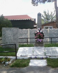 Братская могила воинов, погибших при освобождении поселка  Малая  Даниловка