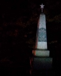 Памятник 1920 г. погибшим комиссарам от рук местных потанцевав Первомайск, Николаевская обл