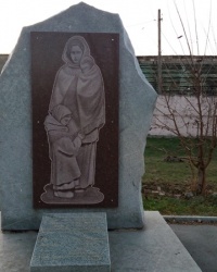 Памятник в Ароновом саду Вольнянска массового расстрела, 1942-1943г.