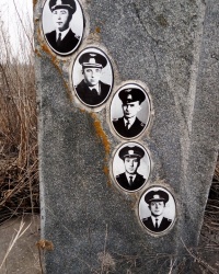 Памятный знак на месте катастрофы самолета Як-40 в 1976 году
