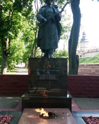 Несвиж. Вечный огонь на братской могиле и памятник советскому солдату.