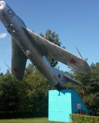 Памятник МиГ-17ПФ на окраине города Береза.