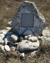 Памятный знак охотнику,  Бухта Карамыш.