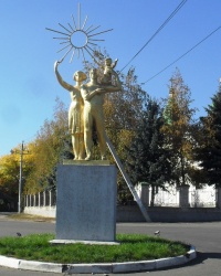 Монумент "Семья" скульптура эпохи социализма. пгт Голованевск, Кировоградская обл