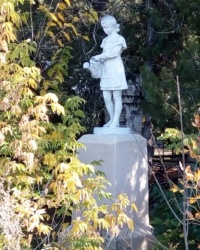 Монумент "Девочка" скульптура эпохи социализма