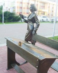 Памятник учительнице в Запорожье