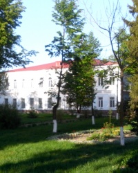 Коростишівський педагогічний коледж та меморіальні дошки на ньому