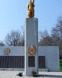 Памятник воинам в центре с. Балки Запорожской обл.